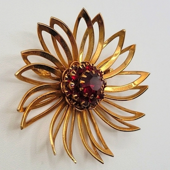 SARAH COVENTRY Gold Tone Flower Brooch Red Layered Rhinestone Center - Picture 2 of 6